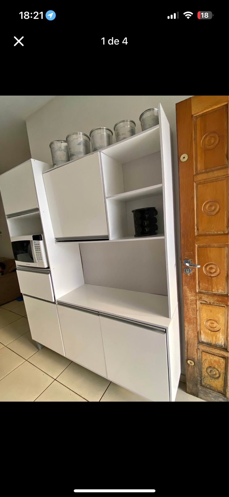 Armário de cozinha branco com nichos e portas