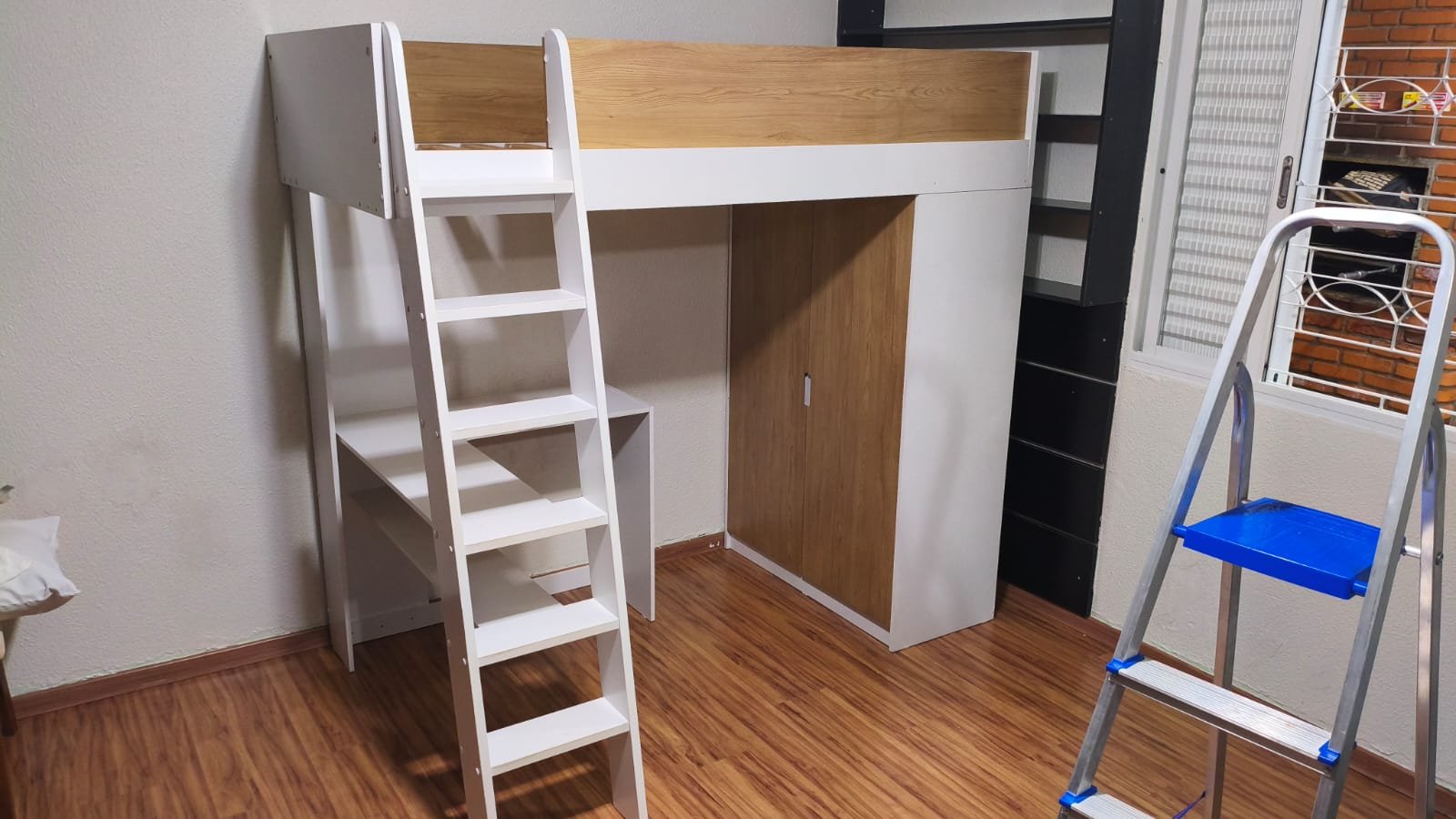 Cama elevada com escada e armário integrado