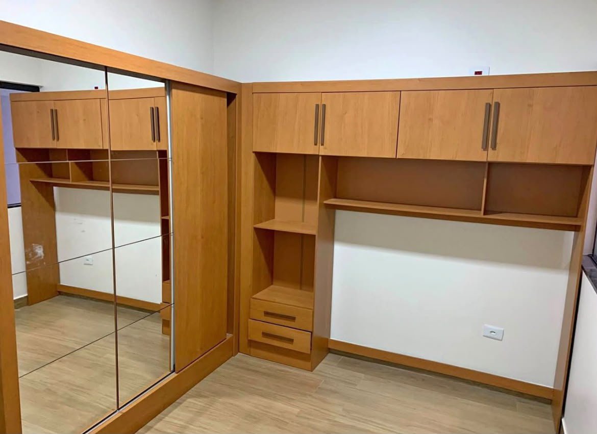 Guarda-roupa com portas espelhadas e acabamento amadeirado, montado pelo Marcelo