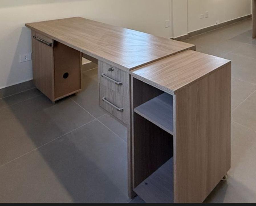 Mesa de escritório em madeira com gaveteiro e nichos